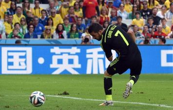 Chicago Town Take Away Slice of the Action: David Villa’s very fancy flick gives Spain the lead