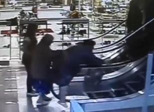 Video: Woman who’s obviously never been on an escalator before uses one in hilarious fashion
