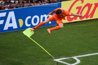 Vine: Sweet mother of god, Netherlands striker Huntelaar misses from two-yards out