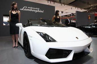 Video: CCTV footage of a hotel valet destroying a $500,000 Lamborghini in six seconds