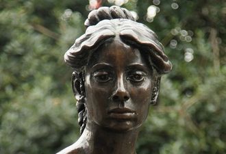 Pic: The graffiti that was on the statue of Molly Malone’s cleavage has been cleaned