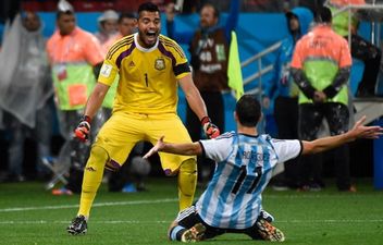 Video: Argentina goalkeeper had notes on every Dutch penalty taker hidden in his shorts