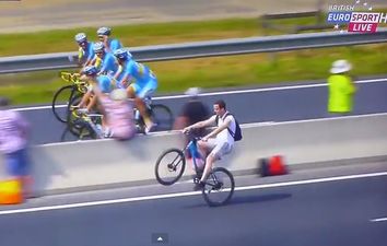 Video: Cyclist does a wheelie beside Tour de France riders