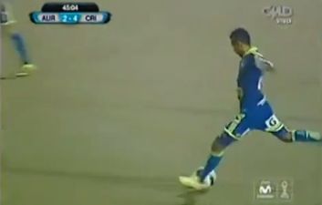 Video: Ooooofffff! Check out this 60 yard golazo from the Peruvian League