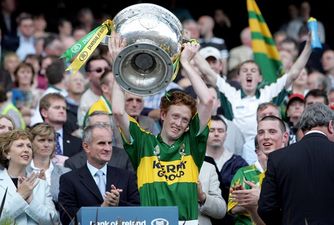 Pic: The Gooch is up for a laugh by posing with a ‘Mayo For Sam’ sign with students from Ballina