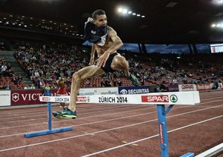 Video: French fella loses gold medal as he is disqualified for taking off his vest before the finish line