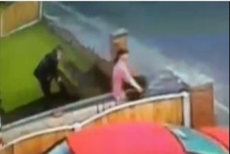 Video: Is this the strangest robbery ever? Thieves caught stealing their neighbour’s entire front lawn