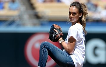 Video: Jessica Alba throws out the ceremonial first pitch at Dodger Stadium