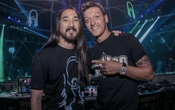 Pic: Who wants to see Mesut Ozil having some cake with DJ Steve Aoki on stage?
