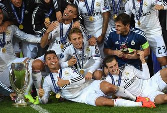Cristiano Ronaldo stands on his tippy toes to look taller in team photo