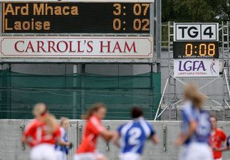 Pic: Can you imagine Mike Dean tying Steven Gerrard’s bootlaces?