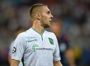 Vine: Centre-back goes in goal for shootout, saves two, scores one and puts team into Champions League group stage