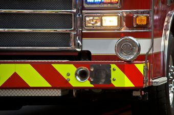 Video: Fire truck shoves two cop cars and BMW in order to reach fire