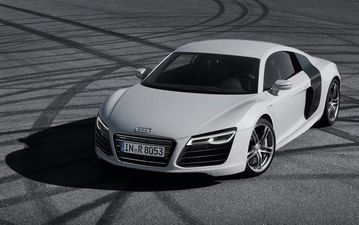 Video: Audi R8 driver wedges supercar underneath Audi A5 in Brazil