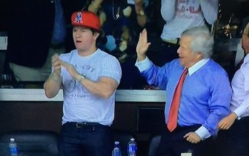 Vine: Mark Wahlberg leaves the New England Patriots owner high and dry with this hilarious high-five fail
