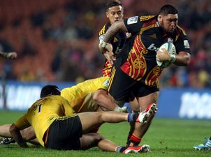 Video: New Zealand prop cited for pushing over referee