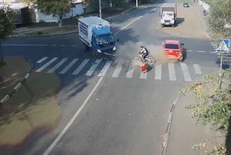 Video: How in the name of God did this cyclist in Russia come out of this crash unscathed?