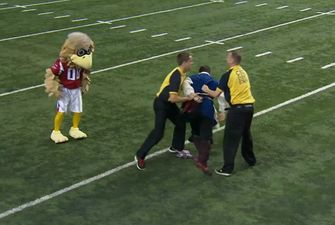 Video: It was all go in the NFL last night as a mascot attacked a fan and a lady grabbed her boyfriend’s crotch on live TV