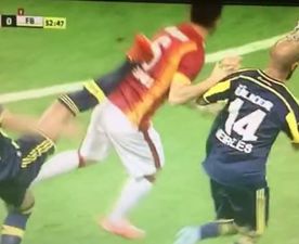 Vine: Fenerbahce’s Bruno Alves sent off for this astonishing kick at Galatasaray player