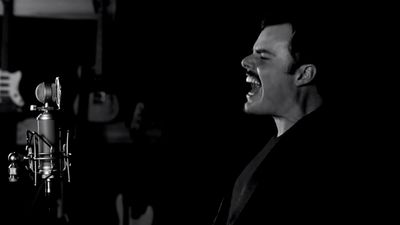 Video: One man sings as both Pavarotti and Freddie Mercury in this brilliant ‘duet’