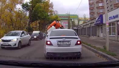 Video: A truck in Russia fell into a sinkhole while driving down a busy street