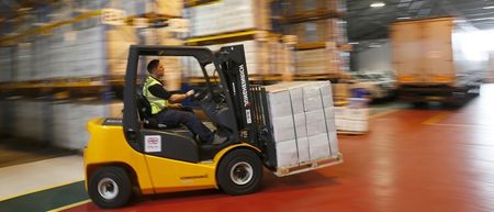 Video: This Irish guy impressively picks up two €2 coins with the prongs of a forklift