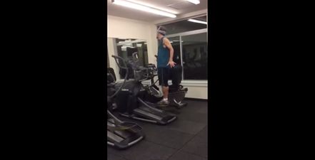 Video: This lad is wearing a blindfold on the cross-trainer at the gym and he doesn’t even care