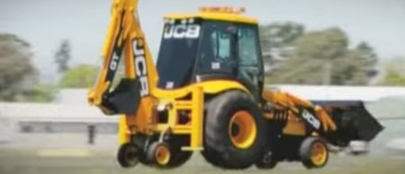 Video: A souped-up JCB digger driving at over 115 kph is a pretty scary and impressive sight