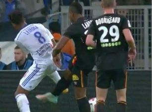 Vine: Ouch! Marseille player gets kicked right in Le Balls