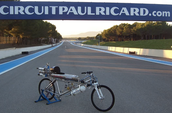 Video: Rocket powered bicycle travels over 300-km/h & sets new record