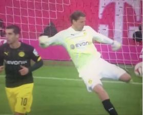 Vine: Dortmund ‘keeper nails his own player with a goal kick