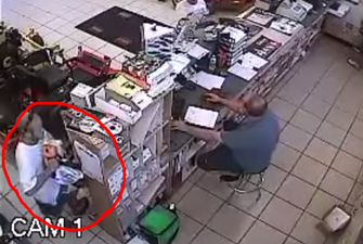 Video: Man stupidly tries to steal a chainsaw by stuffing it down his shorts