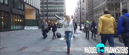 Video: A woman walked around New York wearing no pants… and no one noticed