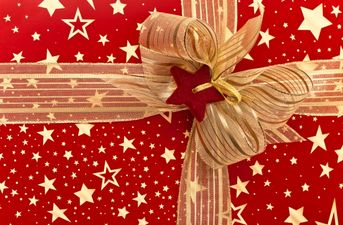 Video: Lad in Kildare leaves his bedroom unlocked; his housemates cover the entire room in Christmas wrapping paper