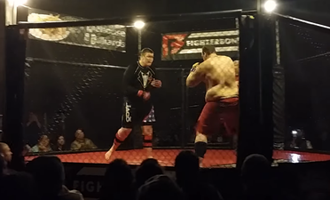 Video: MMA amateur fails miserably while attempting Anthony Pettis’ flying superkick