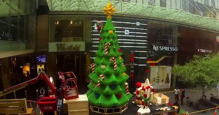Time-Lapse: This is what it takes to put a giant LEGO Christmas tree together