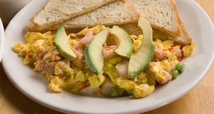 Pure and simple recipes: Scrambled eggs with avocado slices and ham