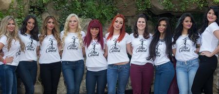 Pic: Random Dublin lad interrupts photocall with 10 South American models