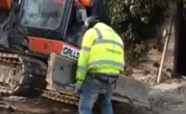 Video: Donegal man helps lift a 6-ton landscape digger in London