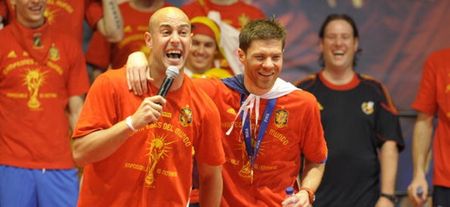 Pic: Xabi Alonso and Pepe Reina look like they’re enjoying the Liverpool game