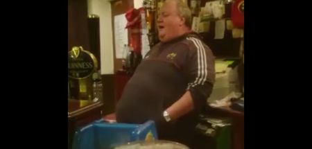 Video: A barman in Cork serving pints while singing a stunning old Irish song
