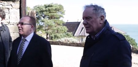 Video: Vincent Browne barging his way in to the O’Donnell mansion in Killiney