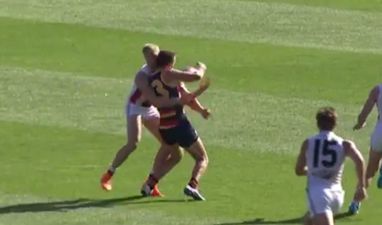 Video: Aussie Rules footballer knocked out after truly sickening clash of heads