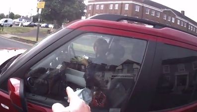 Video: Cyclist in London loses the head at driver eating a bowl of cereal behind the wheel