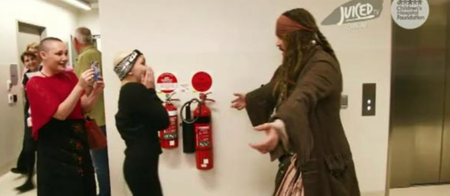 Video: Johnny Depp visited a children’s hospital in full Jack Sparrow mode