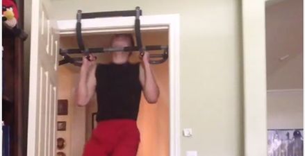 Video: This guy decided to film himself doing pull ups but it does not go as planned