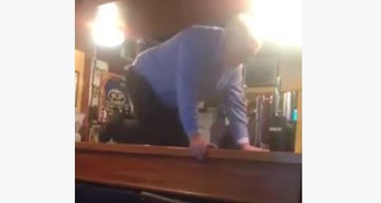 Video: Auld lad in Tipperary pub gets on all fours on the counter to tell epic poem about a piddling dog