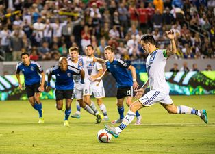 Steven Gerrard scores on MLS debut as Robbie Keane bags a hat-trick
