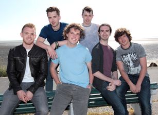 This Irish band, singing As Gaeilge, is heating up the music scene with their sound