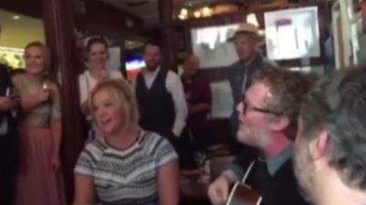 Video: Amy Schumer and Glen Hansard having a sing-song in a Dublin pub